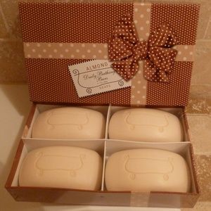 Box of 4 Almond Bathing Bars